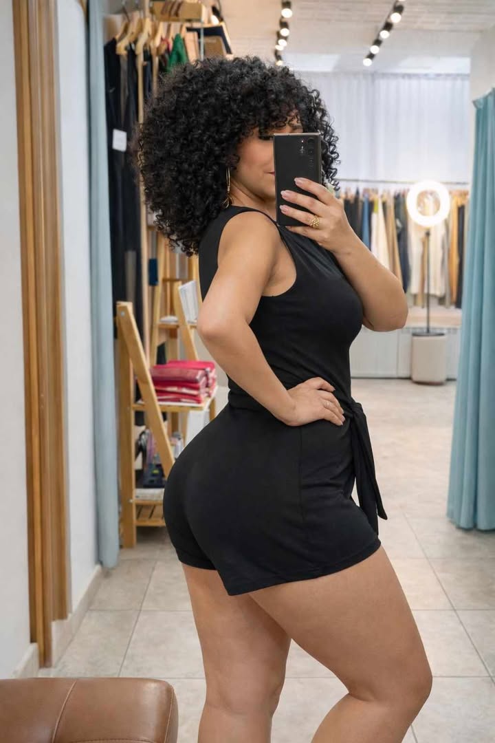 Vista trasera de conjunto negro femenino con top sin mangas y short fluido, moda elegante para mujer en Puerto Rico